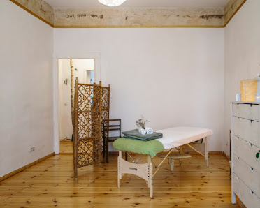 Heilpraktikerin Sophie Hauk -Akupunktur, Pflanzenheilkunde, Schröpfen, Gestalt Arbeit, Schwangerenmassage, Breema, Massage