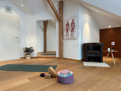 Body in Balance durch Massagen und Yoga